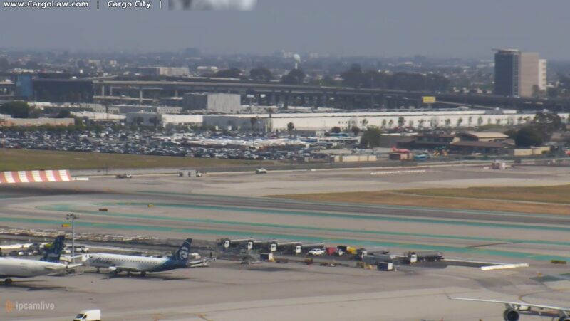 ロサンゼルス国際空港(Overlooking Runway 25 - Right, at Los Angeles International Airport)