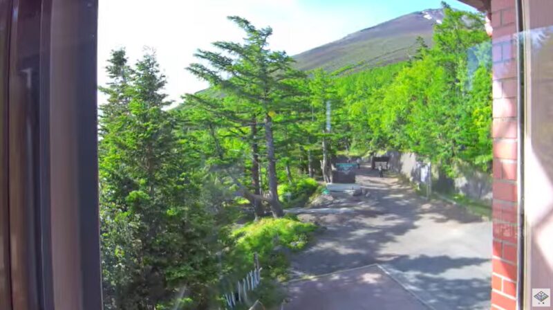 富士山吉田ルート五合目登山口ゲートライブカメラ(山梨県富士吉田市上吉田)