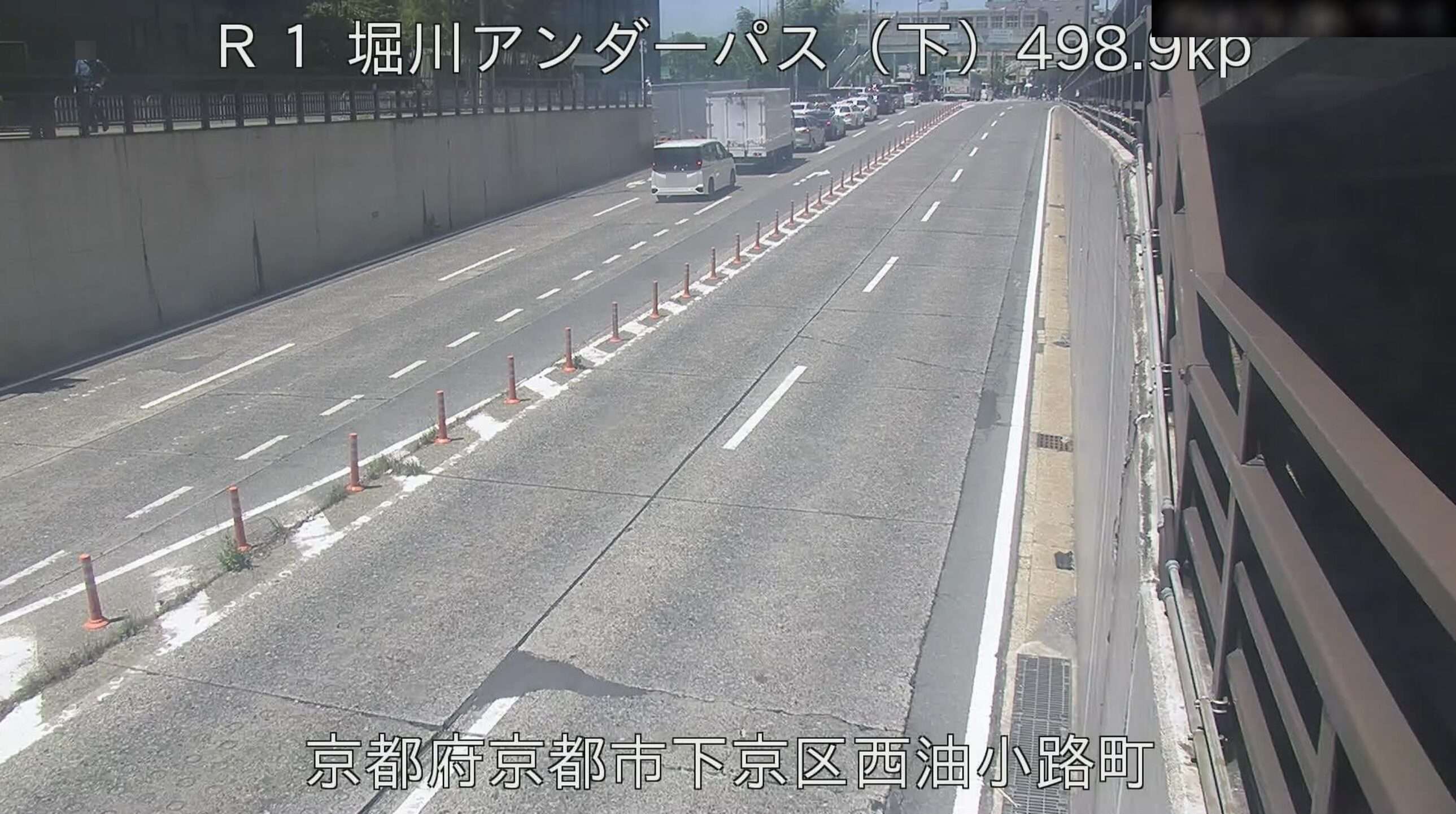 国道1号堀川アンダーパス下りライブカメラ(京都府京都市下京区西油小路町)