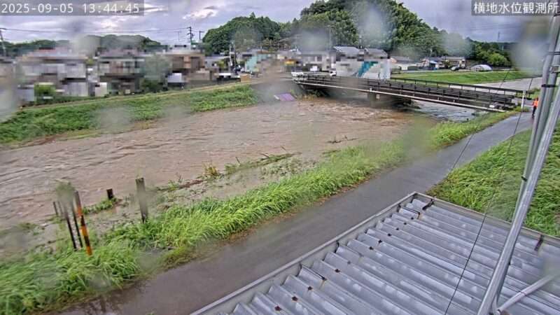 牛渕川横地ライブカメラ(静岡県菊川市東横地) 2025年9月5日13時44分 台風15号大雨増水時 氾濫危険水位