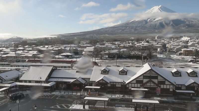 UTY富士急行線河口湖駅前ライブカメラ(山梨県富士河口湖町船津) 2026年3月4日 降雪