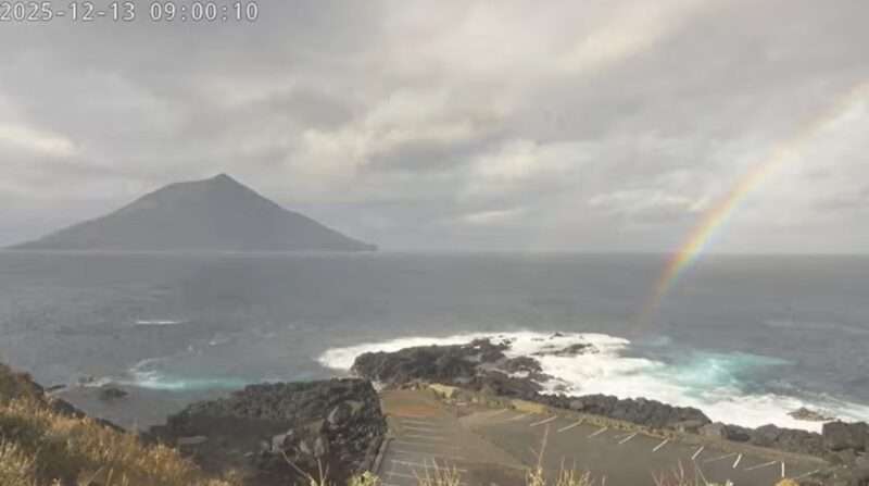 ナズマドライブカメラ(東京都八丈町大賀郷) 2025年12月13日 虹