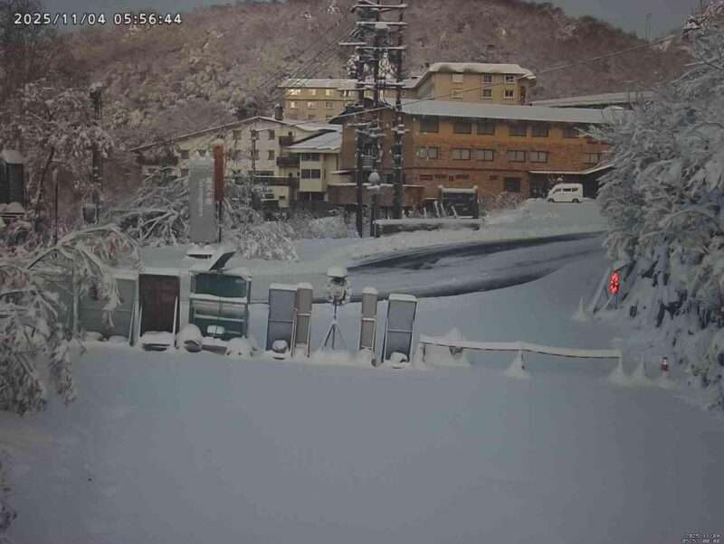 長野県道471号奥志賀公園線志賀3号トンネル一ノ瀬側ライブカメラ(長野県山ノ内町平穏) 2025年11月4日 降雪