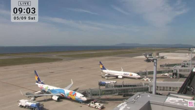 KTV神戸空港ライブカメラ(兵庫県神戸市中央区神戸空港) 2026年5月9日 スカイマーク「ピカチュウジェットBC2」。ほぼ等身大のホエルオーとピカチュウたち。