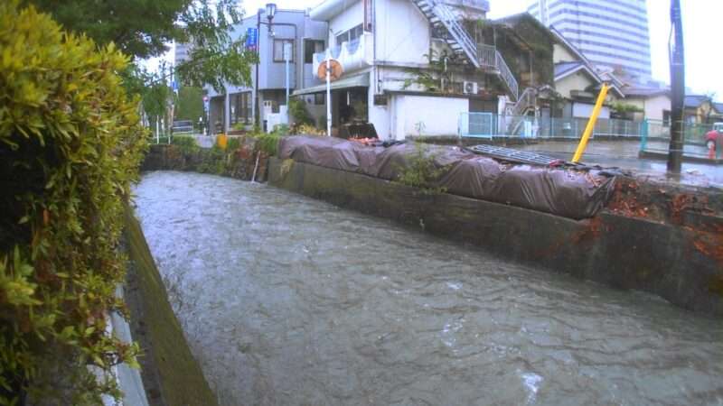 2025年9月5日11時10分 台風15号大雨増水時 氾濫危険水位 湯川湯川橋ライブカメラ(山梨県甲府市湯村)