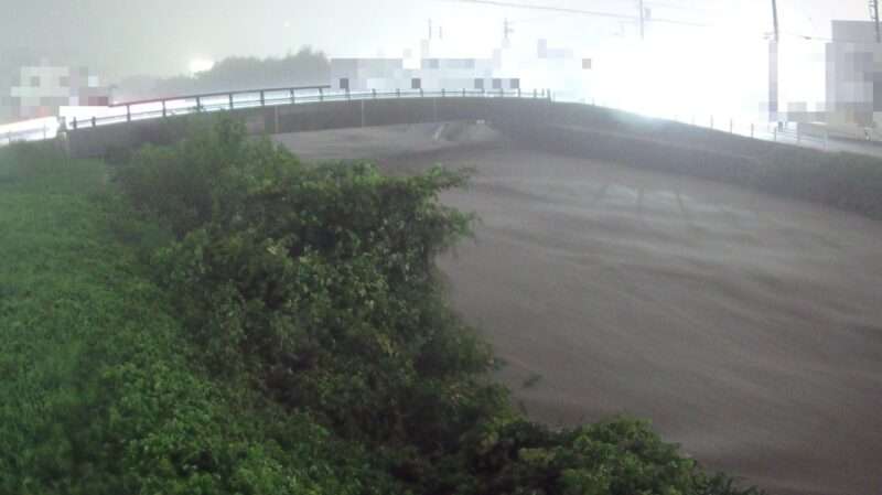 金渓川三重橋下流側ライブカメラ(三重県四日市市桜町) 2025年9月12日20時10分 大雨河川増水時