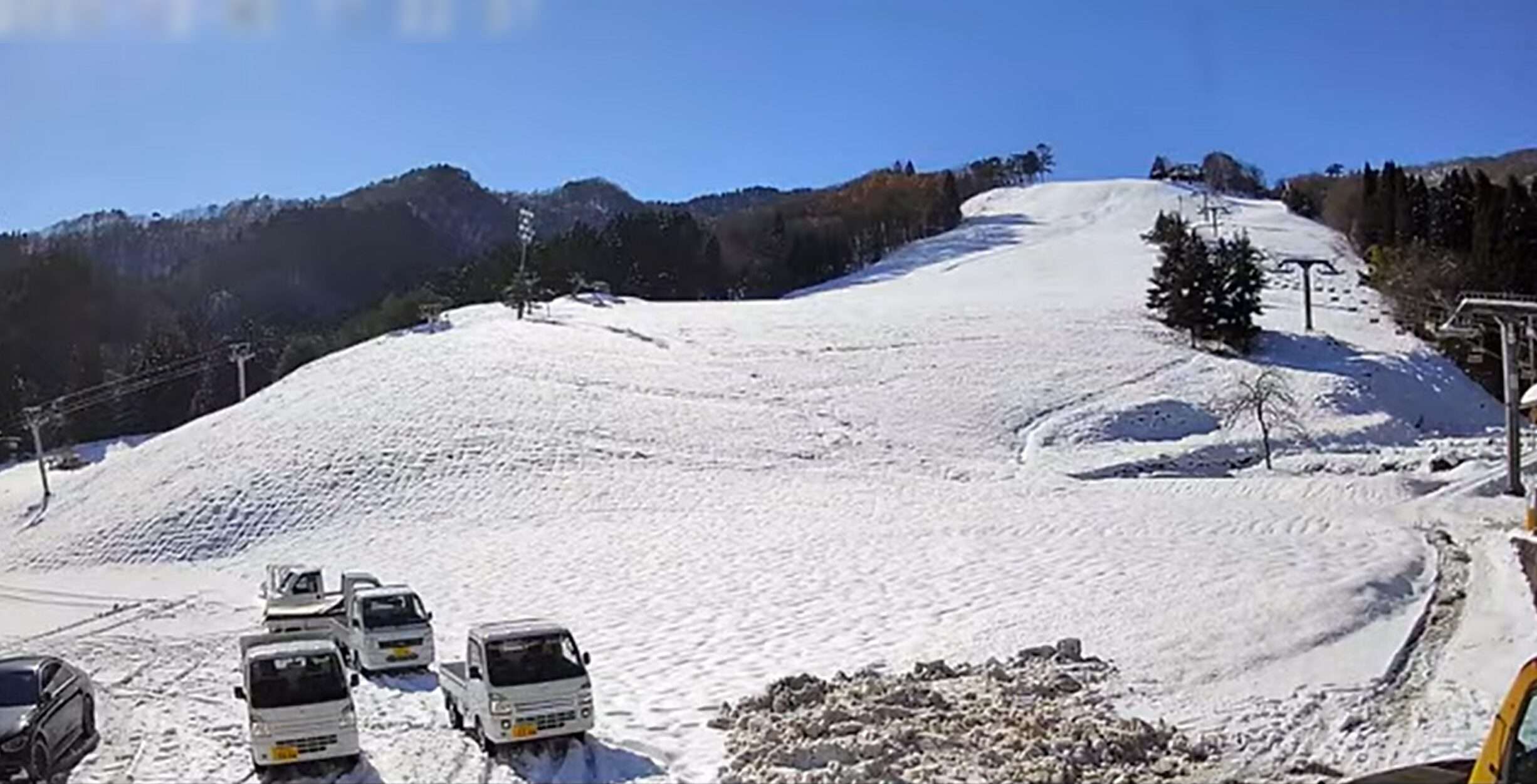 ホワイトワールド尾瀬岩鞍ゴンドラ山麓駅前ライブカメラ(群馬県片品村土出)