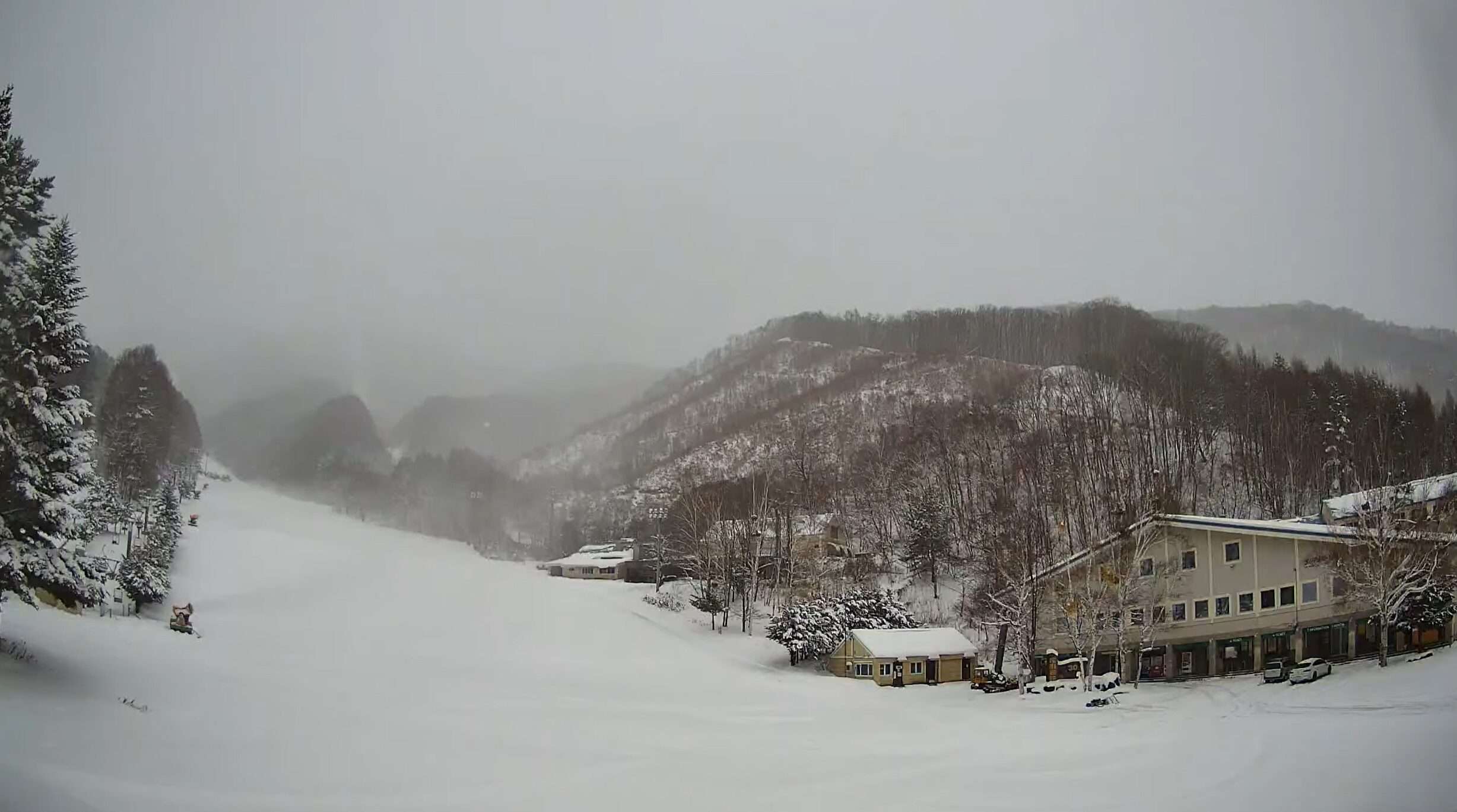 ホワイトワールド尾瀬岩鞍ゴンドラ山麓駅前ライブカメラ(群馬県片品村土出)