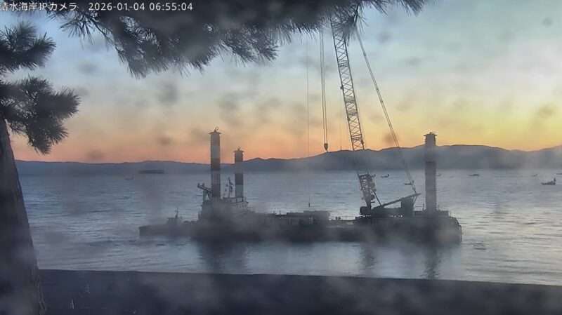 清水海岸ライブカメラ(静岡県静岡市清水区三保) 2026年1月4日 杭打ち作業船