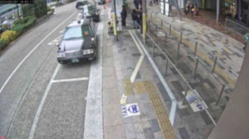 東京駅八重洲口前タクシー乗り場前方ライブカメラ(東京都千代田区丸の内)