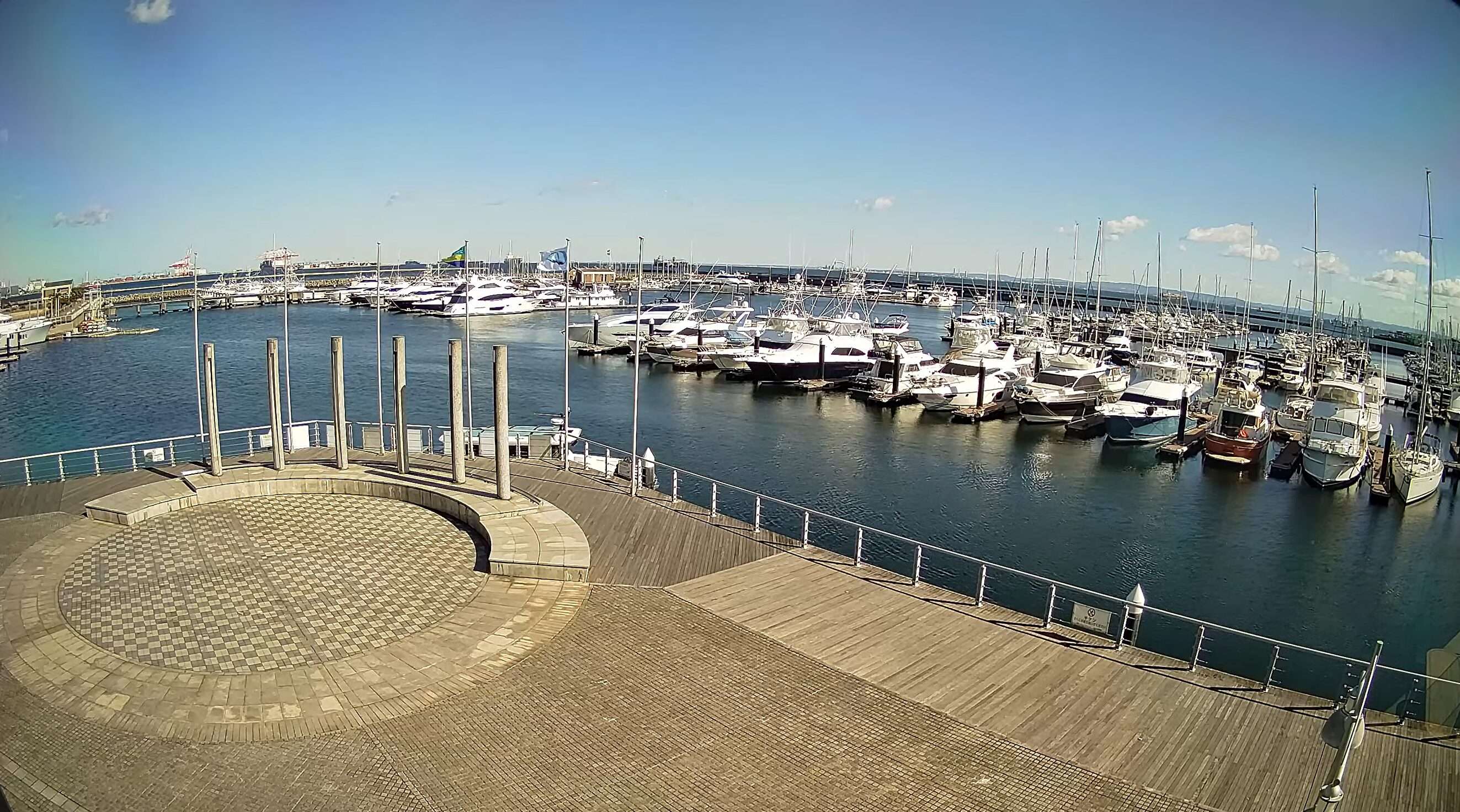 横浜ベイサイドマリーナ第1ライブカメラ(神奈川県横浜市金沢区白帆)