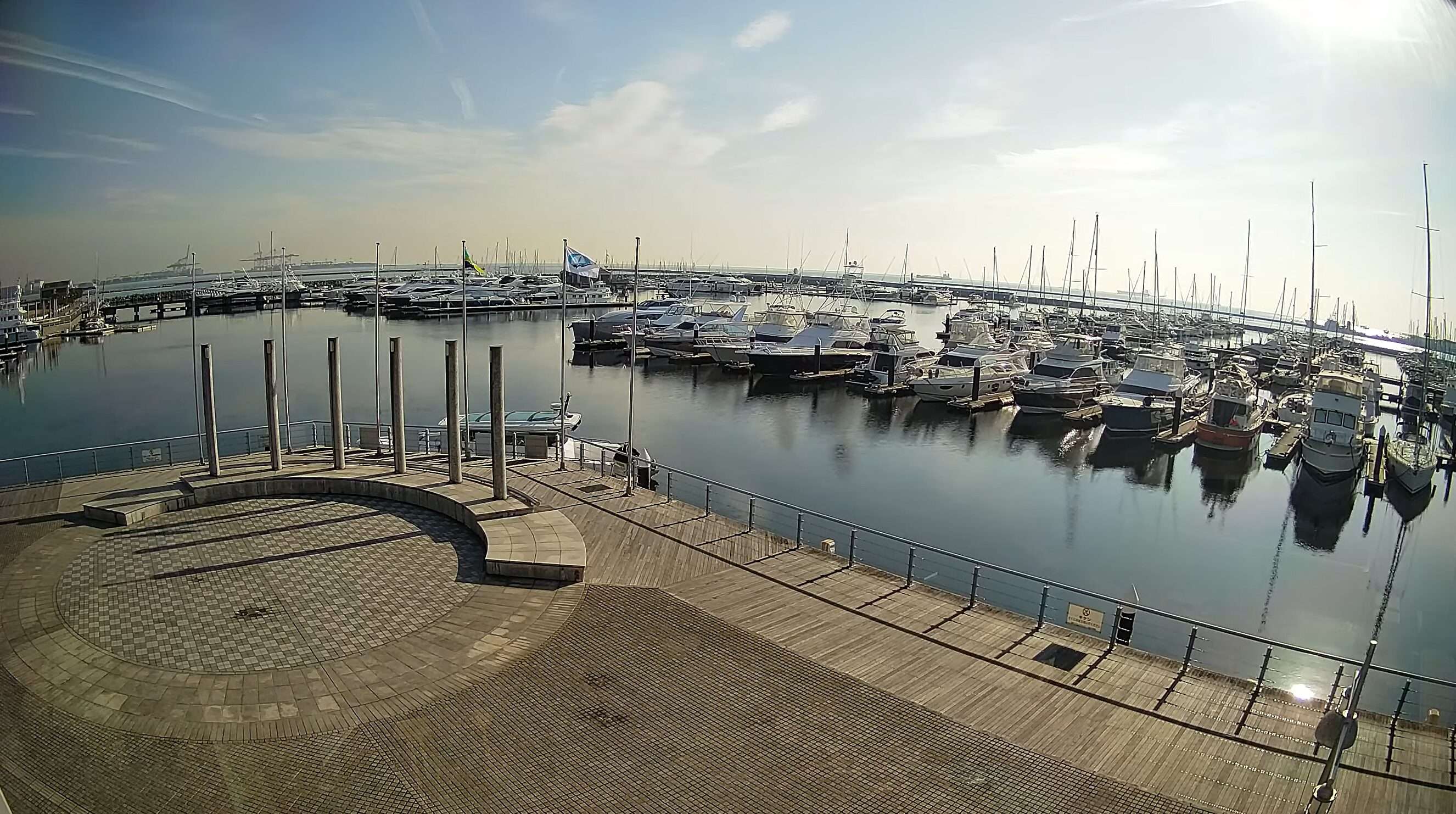 横浜ベイサイドマリーナ第1ライブカメラ(神奈川県横浜市金沢区白帆)